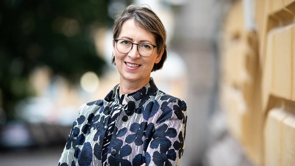 Sari Essayah kesäisellä Ritarikadulla