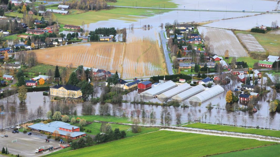Tulviva kylä ilmakuvana