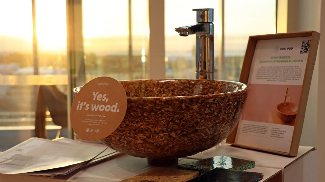 EU:n biotalousstrategian julkistustilaisuudessa 27.11.2025 esiteltiin laaja kattaus suomalaisia puupohjaisia innovaatioita. Kuvassa Uusi puu -näyttelyn tuotekuva Woodion puukomposiitista valmistetusta kylpyhuonekalusteesta.