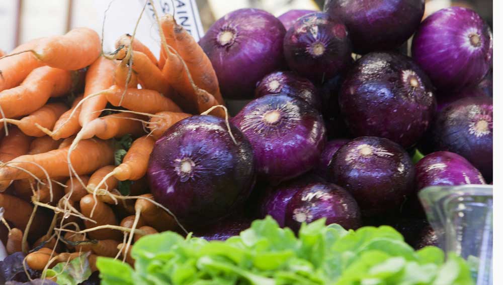 kuvassa suomalaisia vihanneksia.