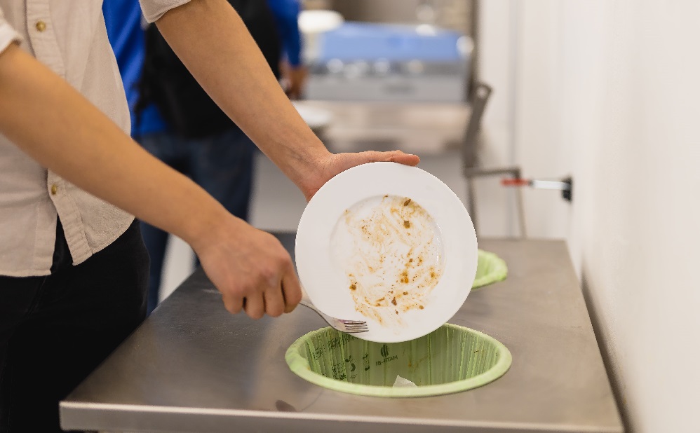 Ateriasta jäänyt ruoka putsataan lautaselta.