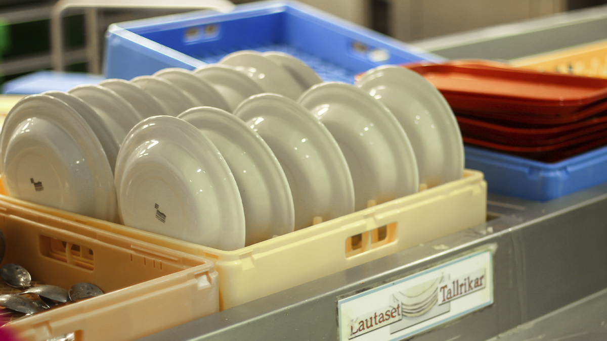 Lautasia odottamassa tiskausta.