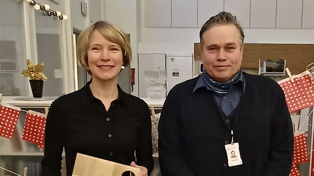 Kuvassa Virpi Kulomaa ja Auvo Huotari seisovat kouluruokalan keittolassa.