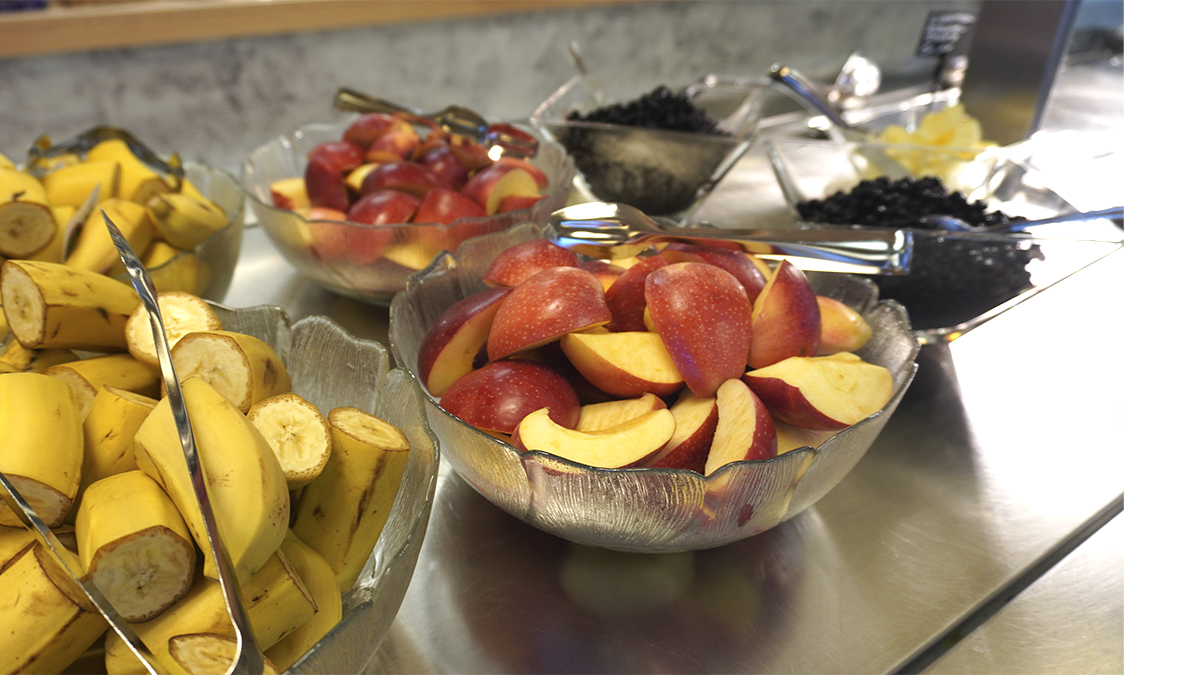 Maksuton hedelmävälipala. Omenaviipaileta ja banaaninpaloja kulhoisssa.