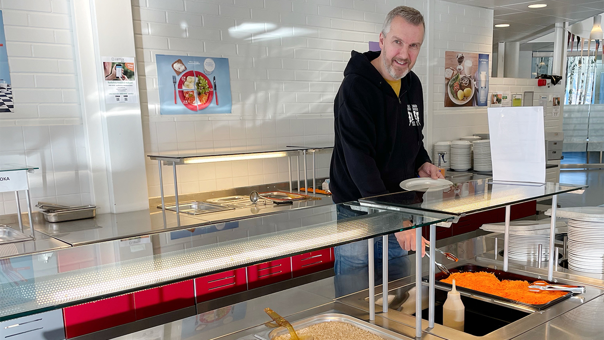 Rehtori Esa Kukkasniemi kuuntelee oppilaita ja opettajia, jotta kouluruokailusta muodostuu miellyttävä hetki.