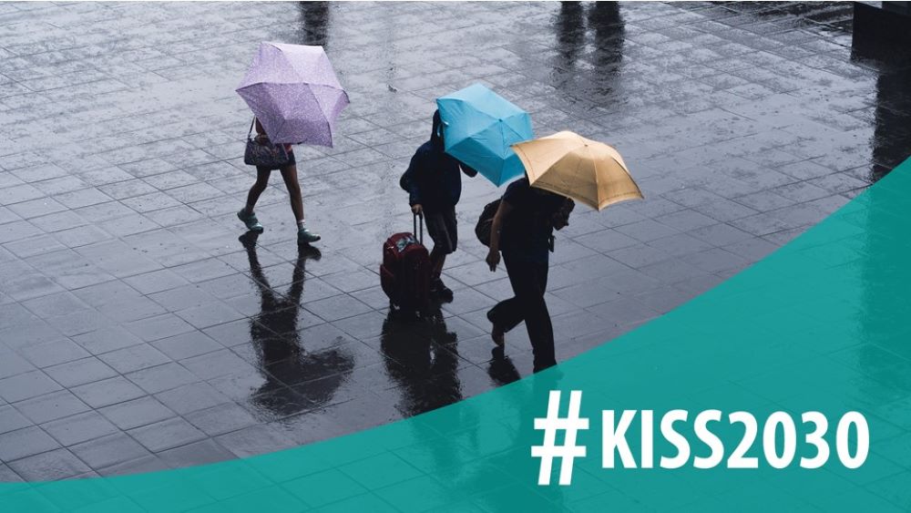 Sateenvarjojen alla käveleviä ihmisiä ja sopeutumissuunnitelmahankkeen tunnus KISS2030