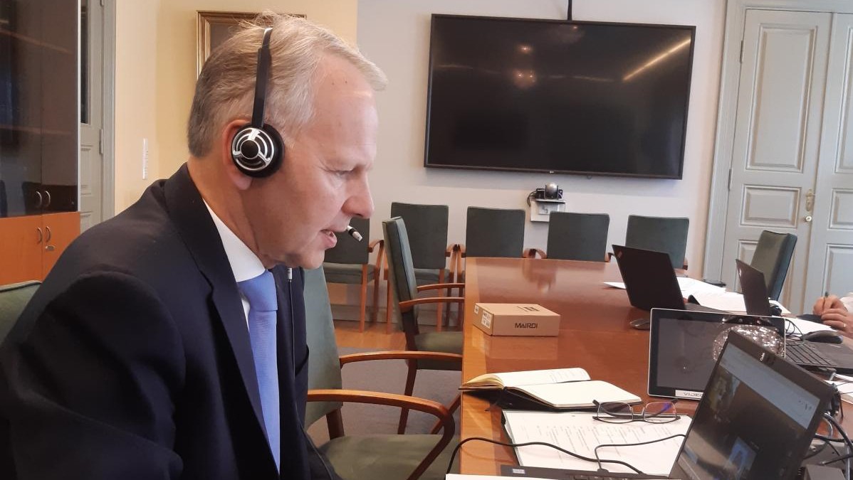 Maa- ja metsätalousministeri Jari Leppä pöydän ääressä tietokone edessään.