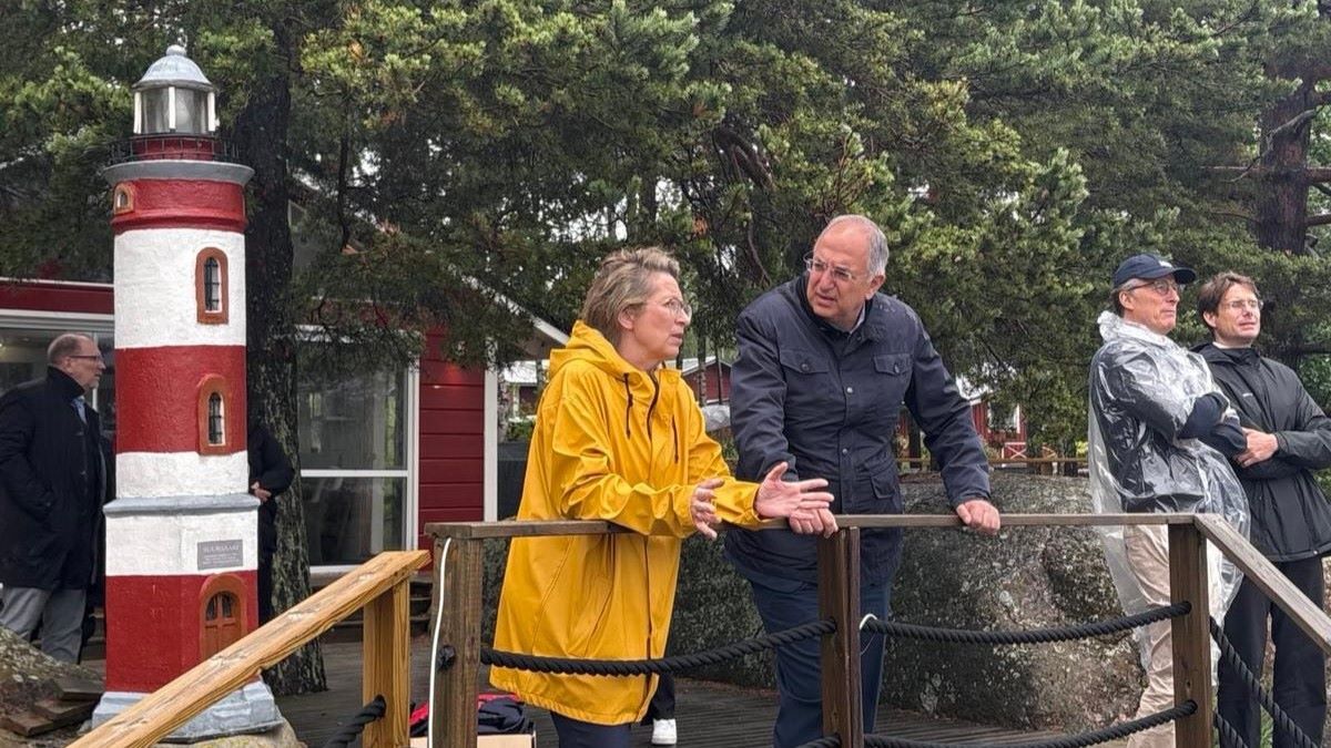 Kuvassa Euroopan komission kalastus- ja valtameriasioista vastaava komissaari Costas Kadis ja maa- ja metsätalousministeri Sari Essayah 29.6. Loviisassa.