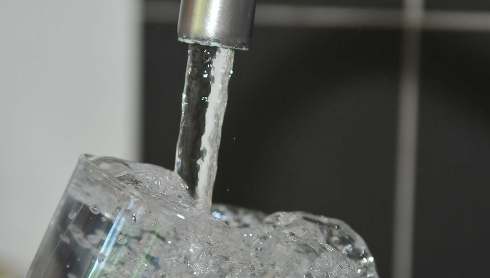 Kuva hanasta valuvasta puhtaasta vedestä