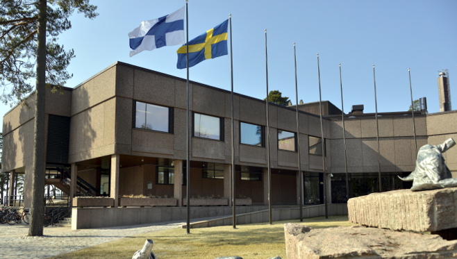 Suomen ja Ruotsin liput liehuivat ylväästi Hanasaaren kulttuurikeskuksen yllä koko konferenssin ajan.
