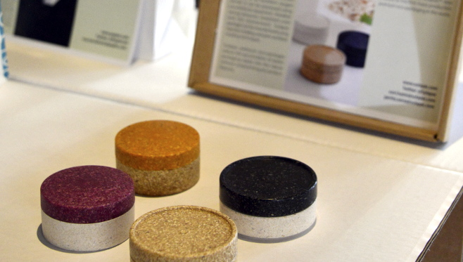 Konferenssin aikana oli mahdollisuus tutustua Uusi puu -hankkeen ja Aalto-yliopiston näyttelyyn uusista puupohjaisista ratkaisuista. Näyttelyssä oli esillä muun muassa biohajoavia kosmetiikkapakkauksia.