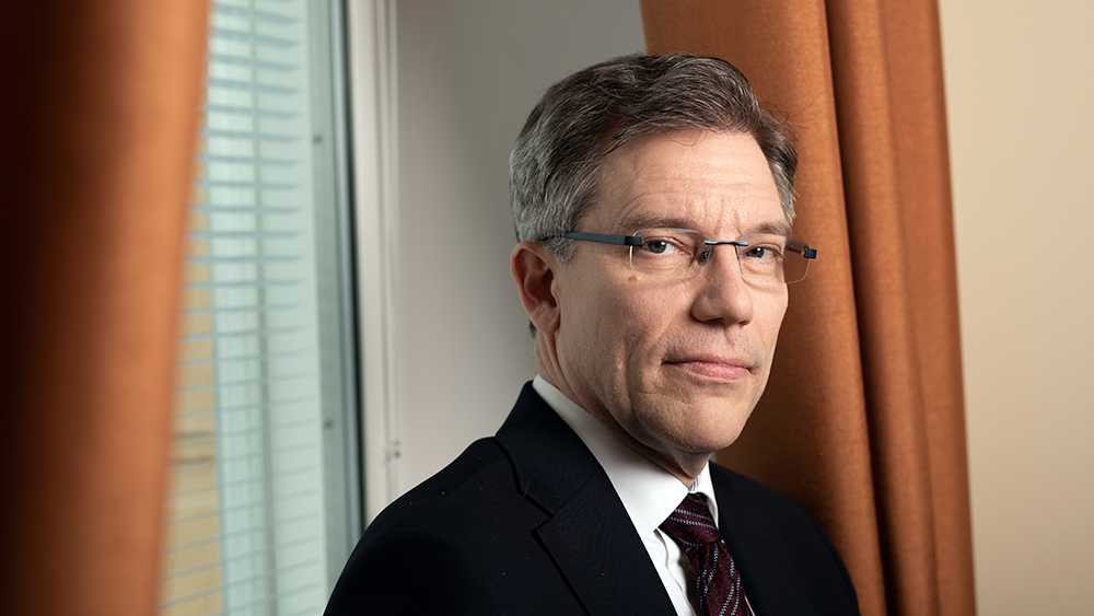 Riku Huttunen puolilähikuvassa