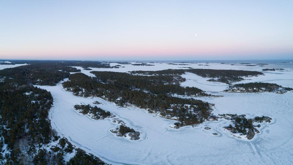 Luminen maisema, jossa saaria ja vesistöä.