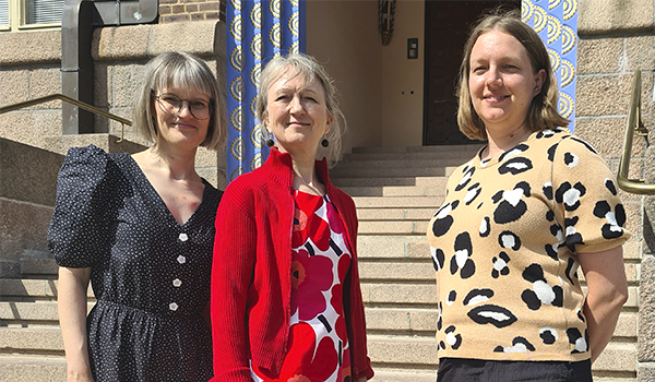 Kuvassa on blogin kirjoittajat aurinkoisena kesäpäivänä Lahden kaupungintalon portailla.